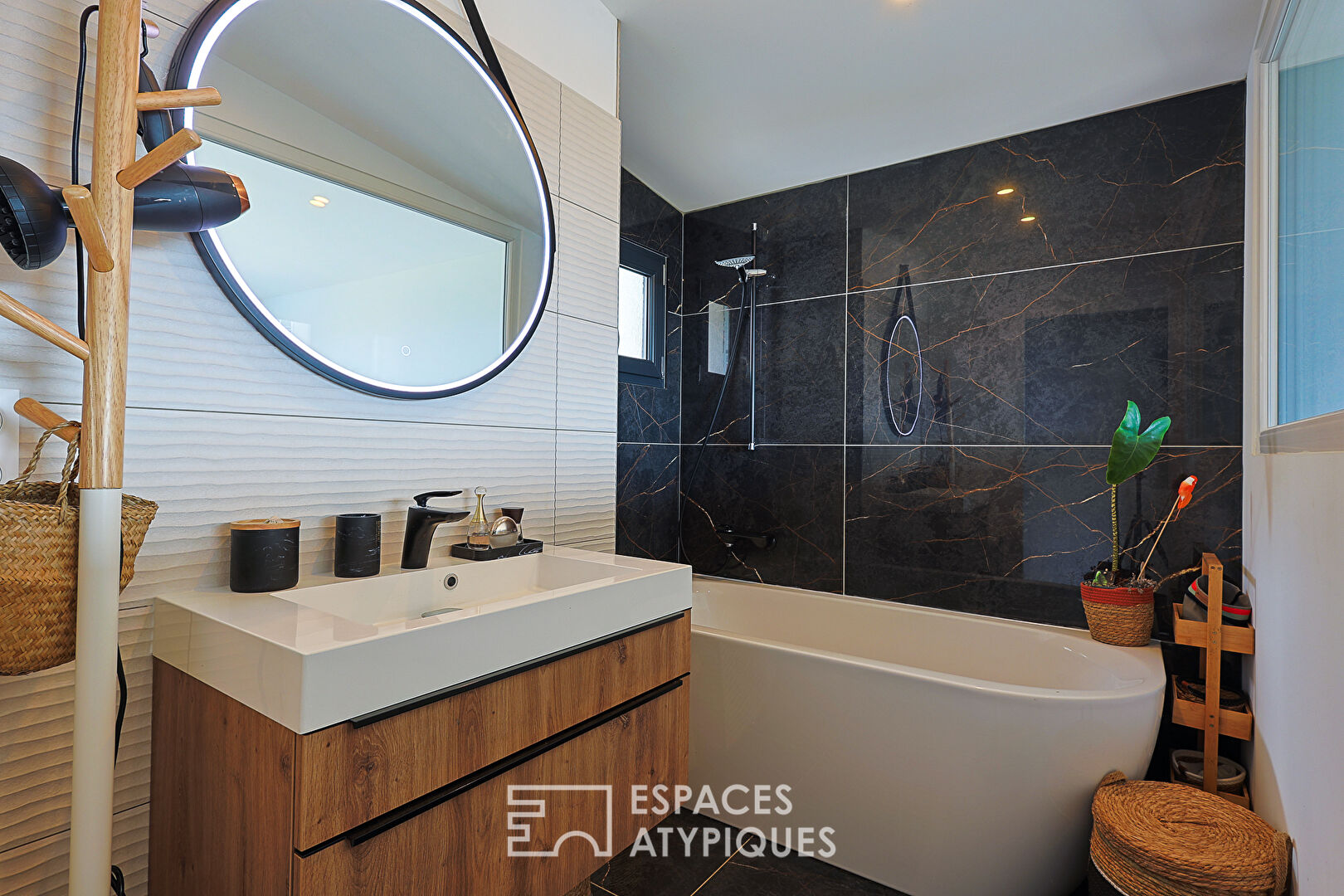 Villa contemporaine avec vue mer, jardin paysager et studios indépendants