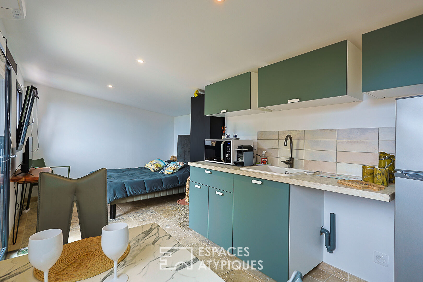 Villa contemporaine avec vue mer, jardin paysager et studios indépendants