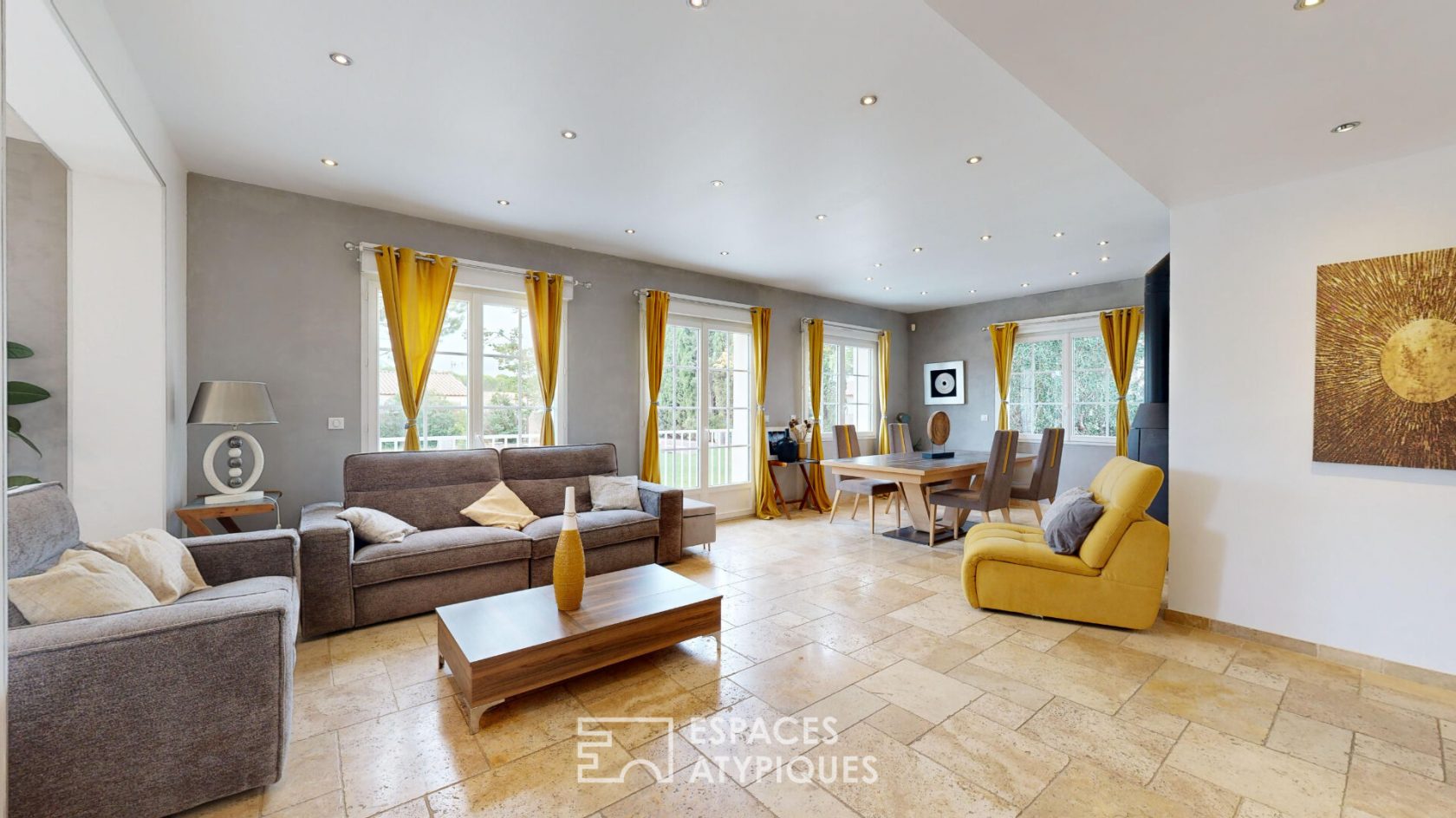 Character villa with outbuildings, wooded park and swimming pool – Near Narbonne