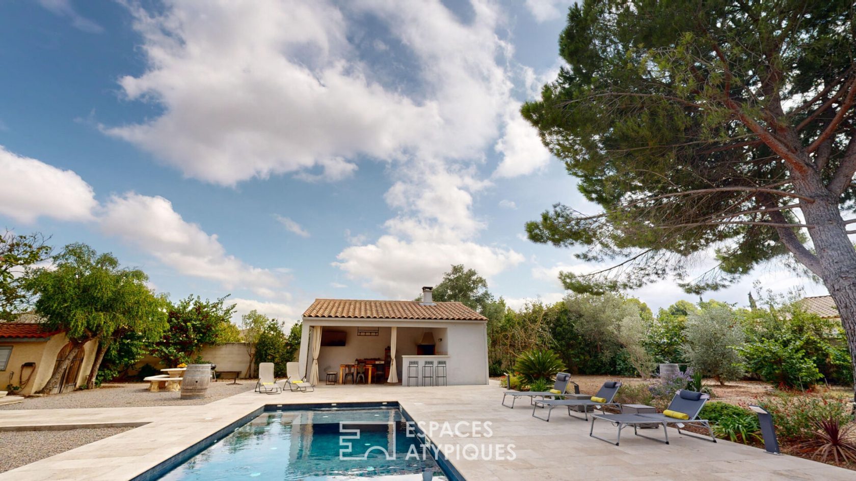 Character villa with outbuildings, wooded park and swimming pool – Near Narbonne