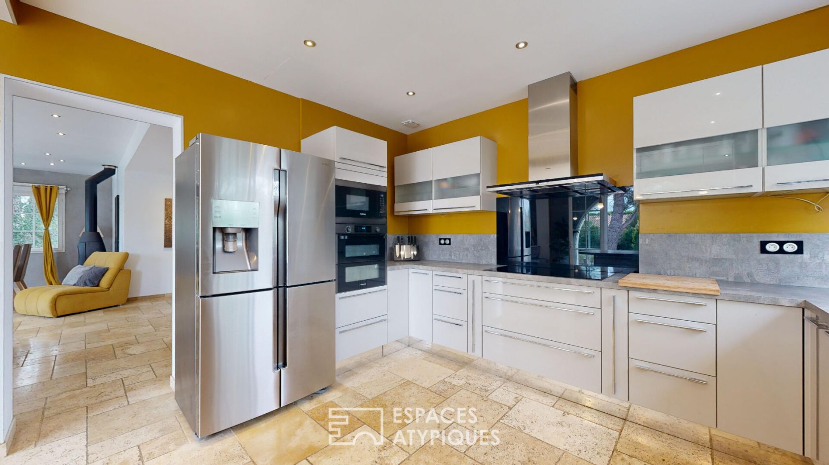 Character villa with outbuildings, wooded park and swimming pool – Near Narbonne