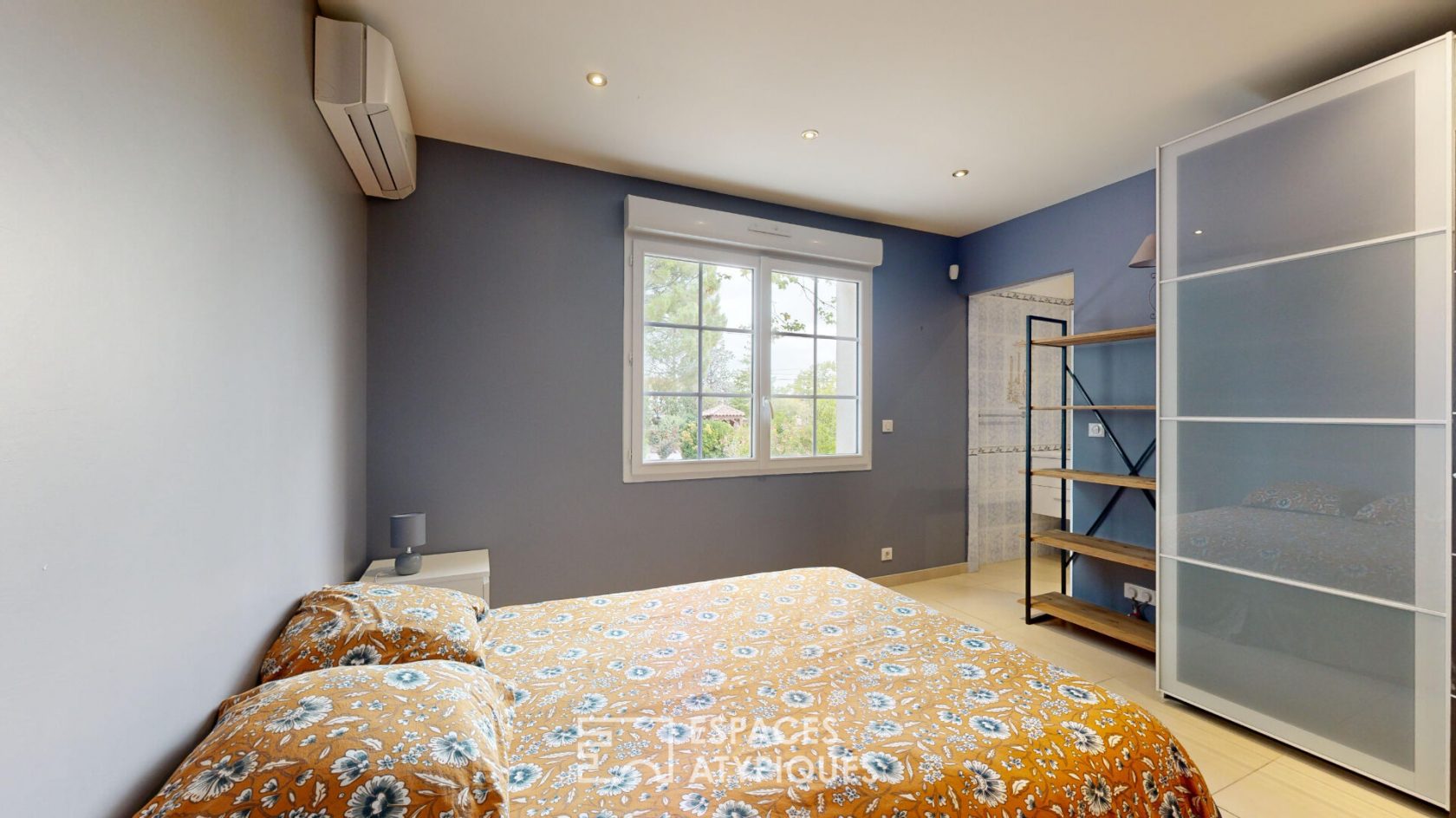 Character villa with outbuildings, wooded park and swimming pool – Near Narbonne