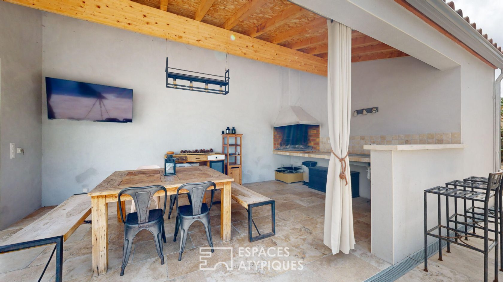 Character villa with outbuildings, wooded park and swimming pool – Near Narbonne