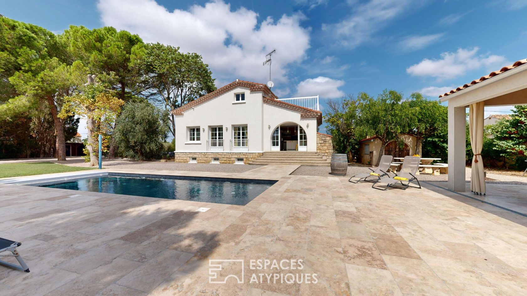 Character villa with outbuildings, wooded park and swimming pool – Near Narbonne