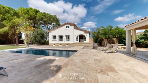 Character villa with outbuildings, wooded park and swimming pool – Near Narbonne
