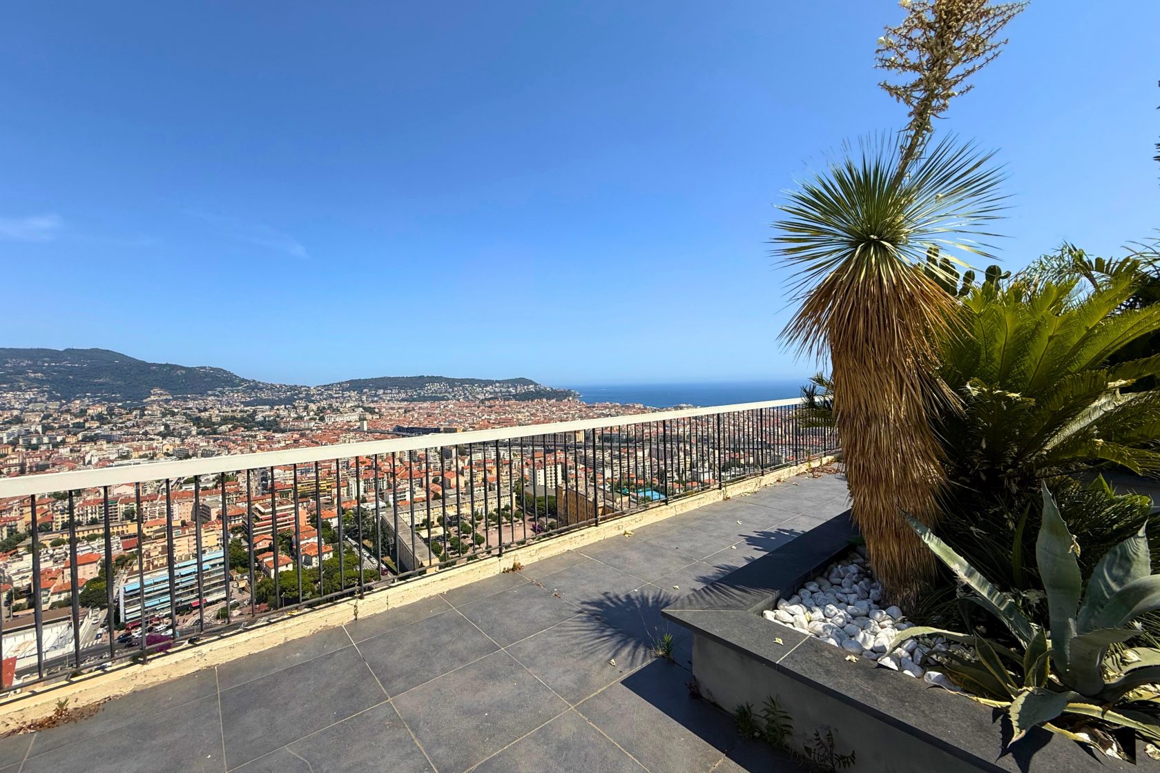 The art of living on a rooftop in Nice: panoramic view