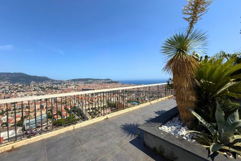 The art of living on a rooftop in Nice: panoramic view