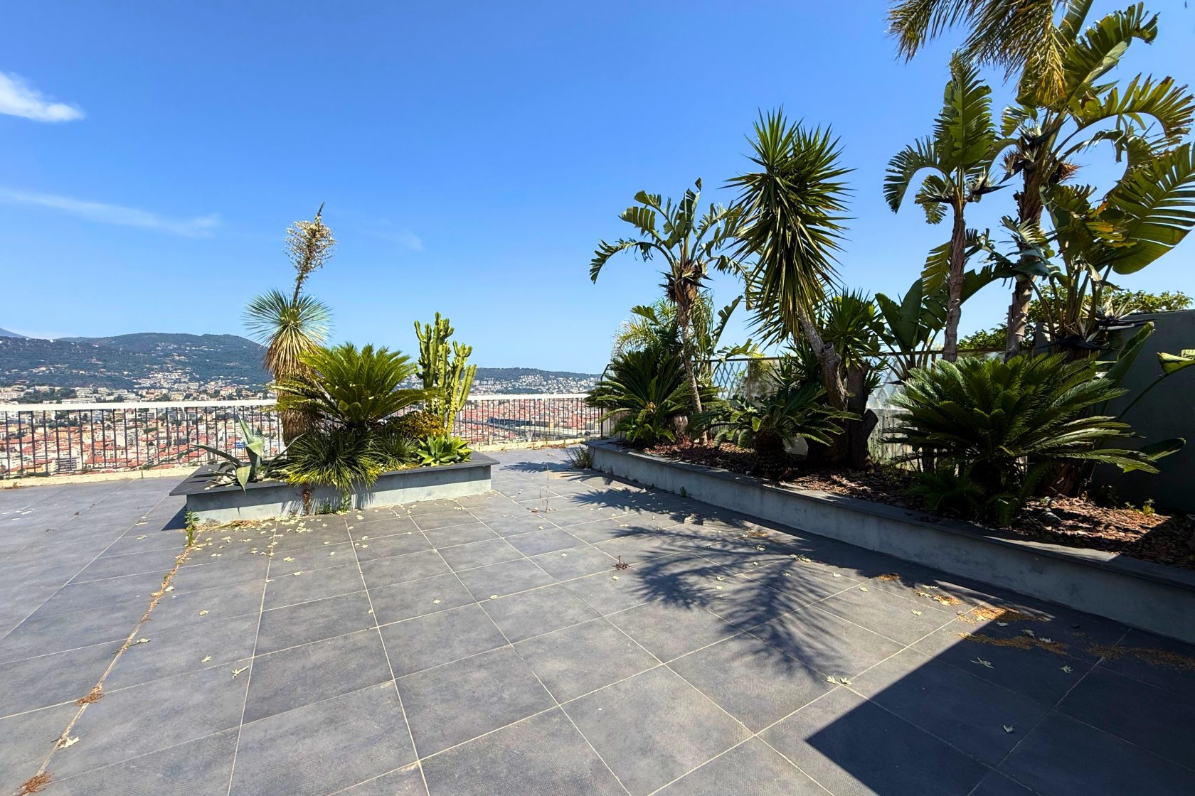 The art of living on a rooftop in Nice: panoramic view