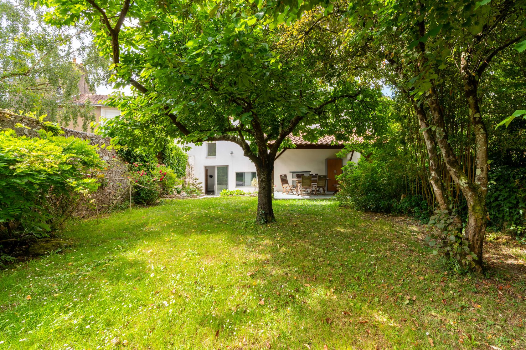 Maison de ville du début XXème rénovée et son jardin bucolique