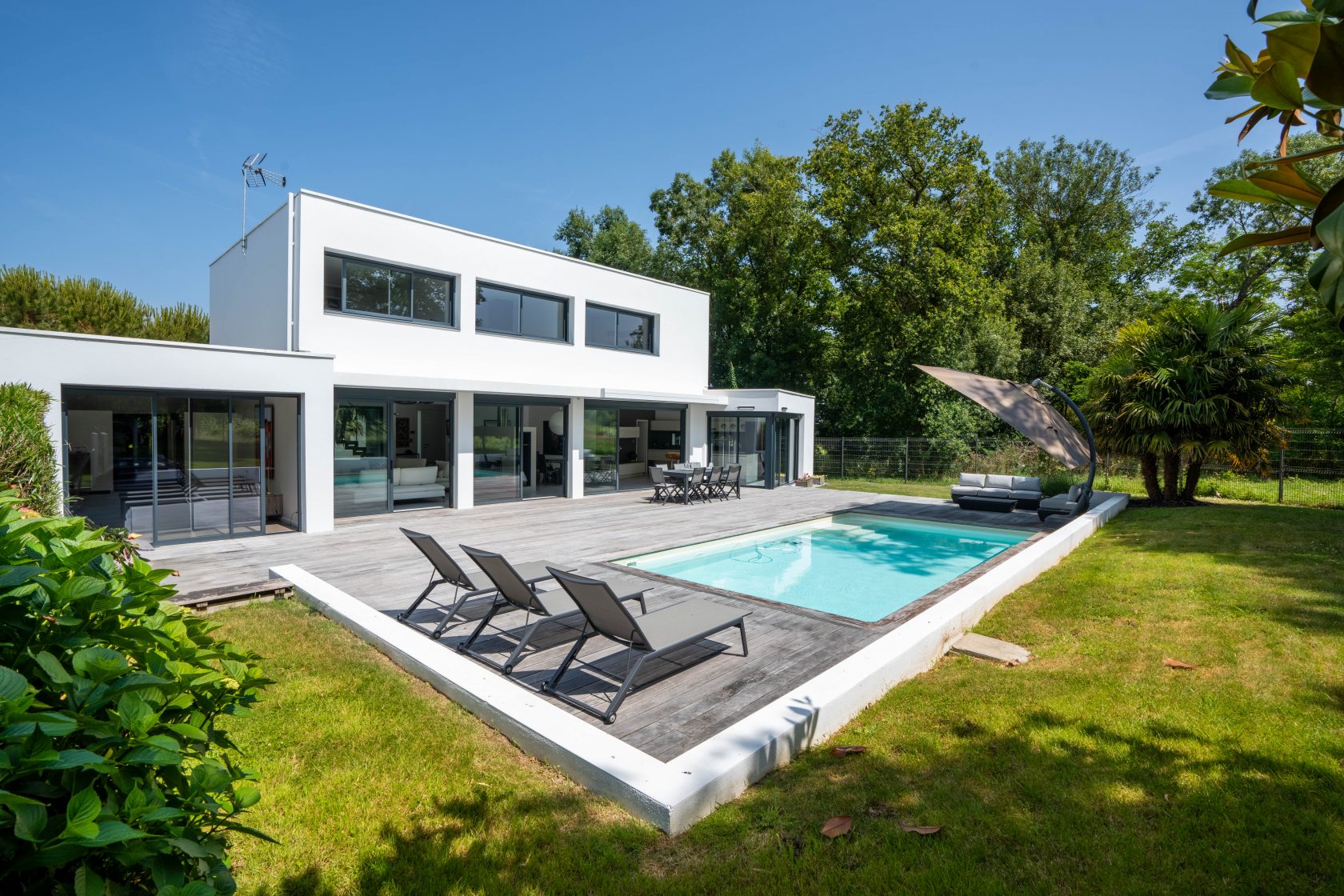 Californian villa with swimming pool and view of the vineyards