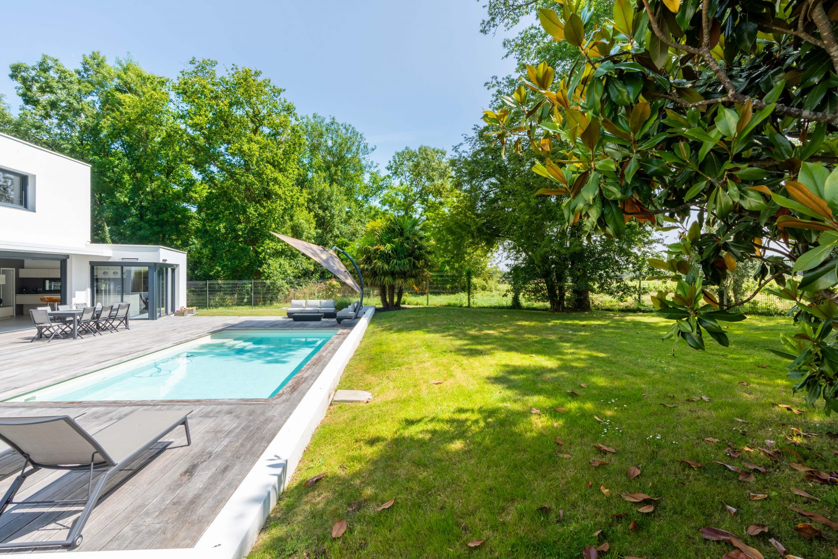 Californian villa with swimming pool and view of the vineyards