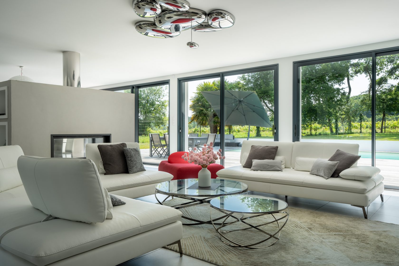 Californian villa with swimming pool and view of the vineyards