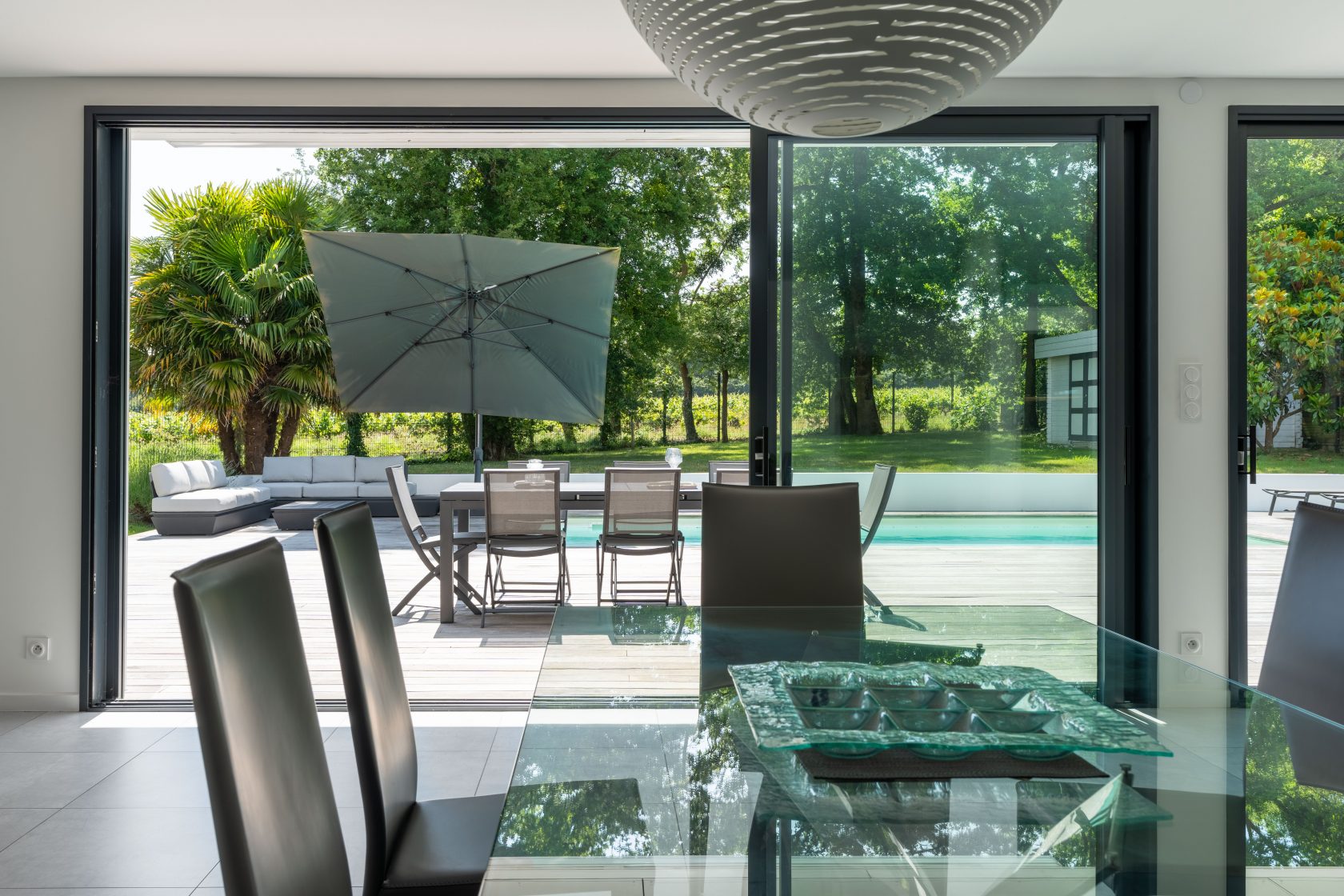 Californian villa with swimming pool and view of the vineyards