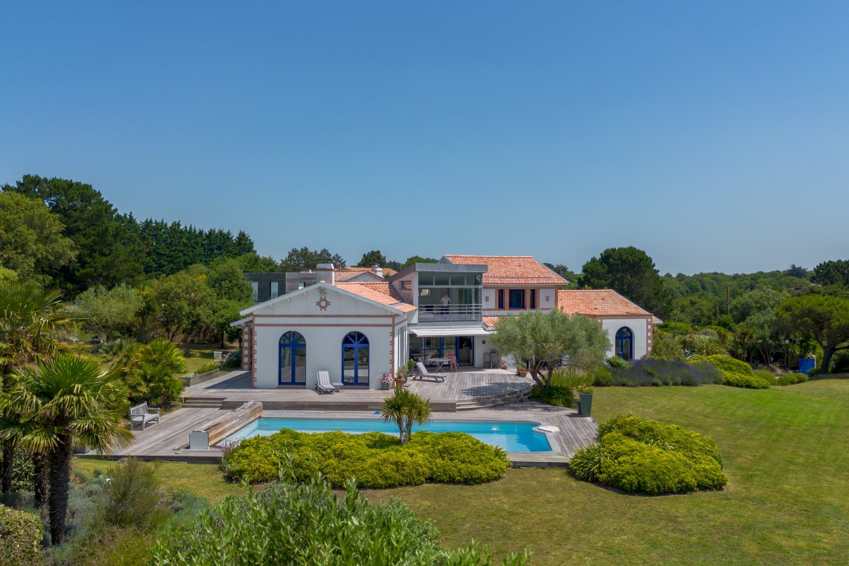 Villa d’exception surplombant l’océan avec piscine sur son parc paysagé