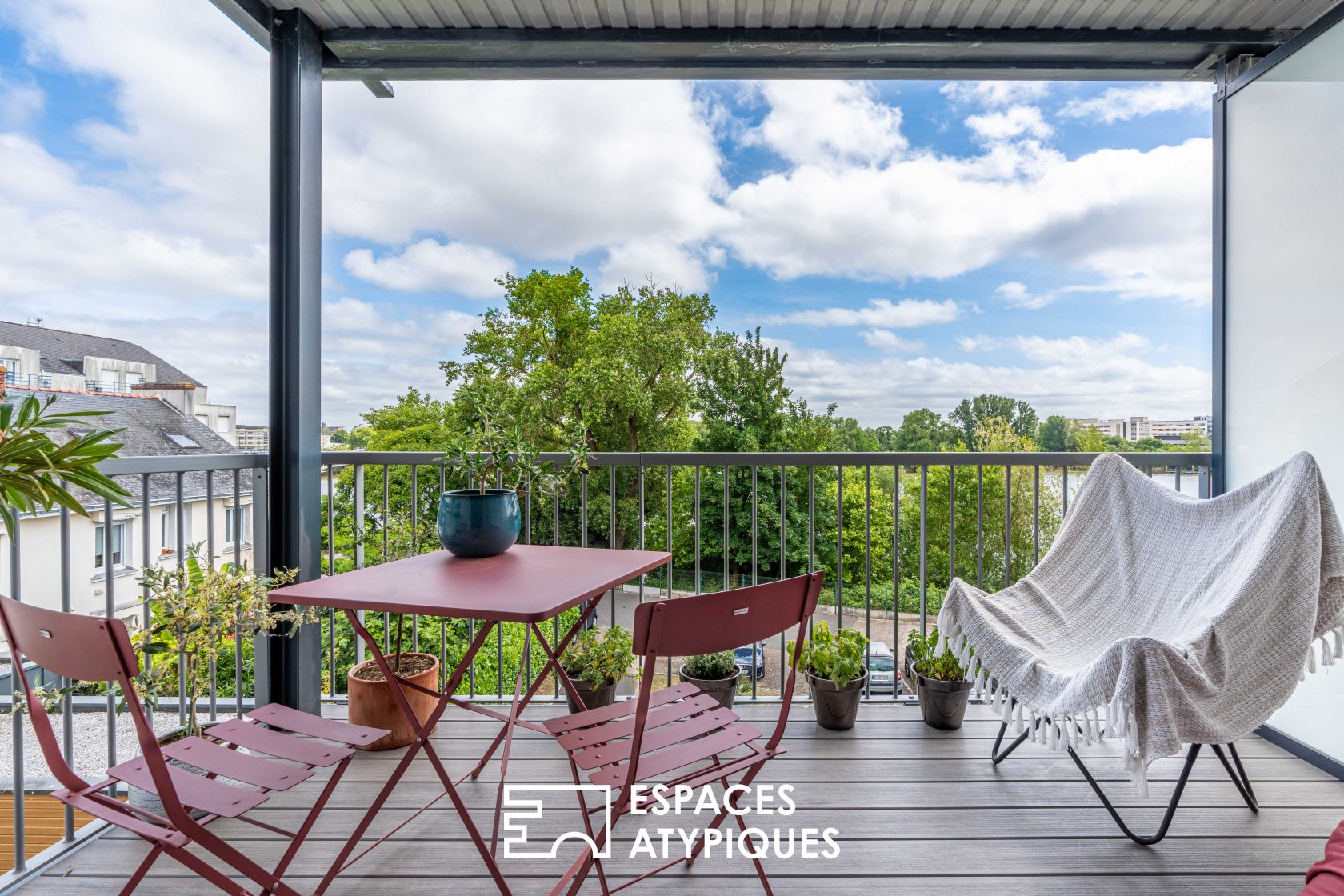 Between Sky and Loire: bright renovated 2-bedroom apartment with balcony