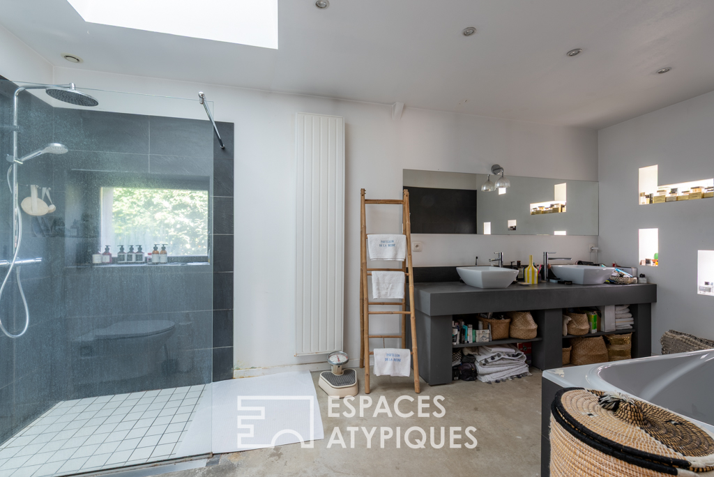 Longère design avec piscine et showroom
