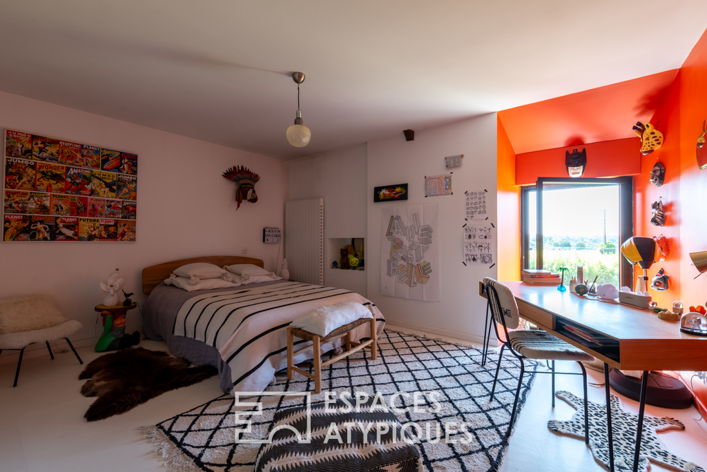 Longère design avec piscine et showroom