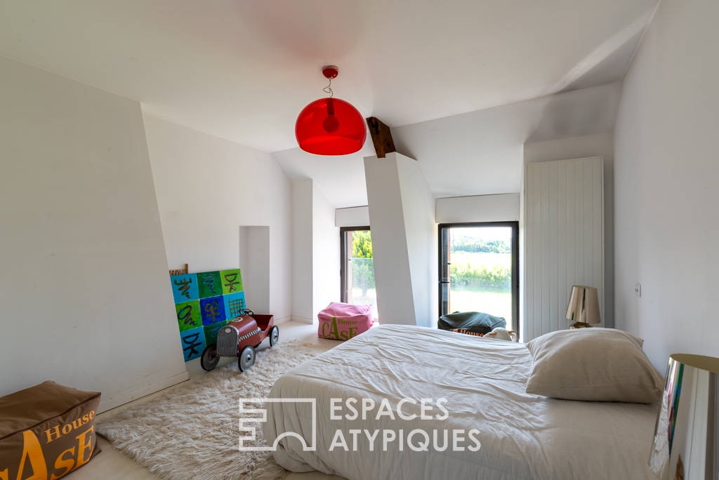 Longère design avec piscine et showroom