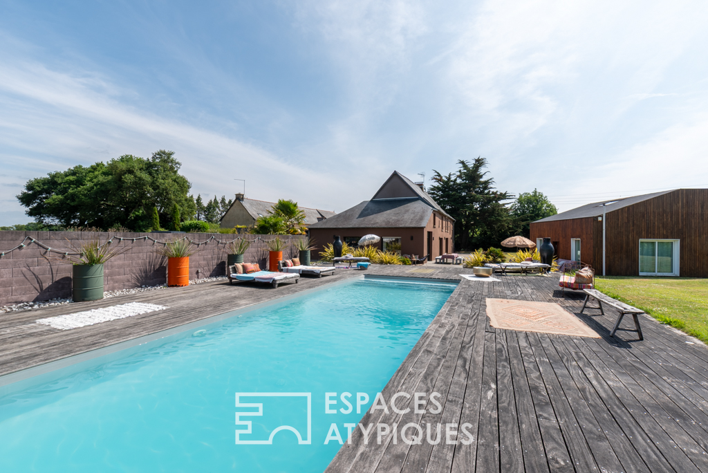 Longère design avec piscine et showroom