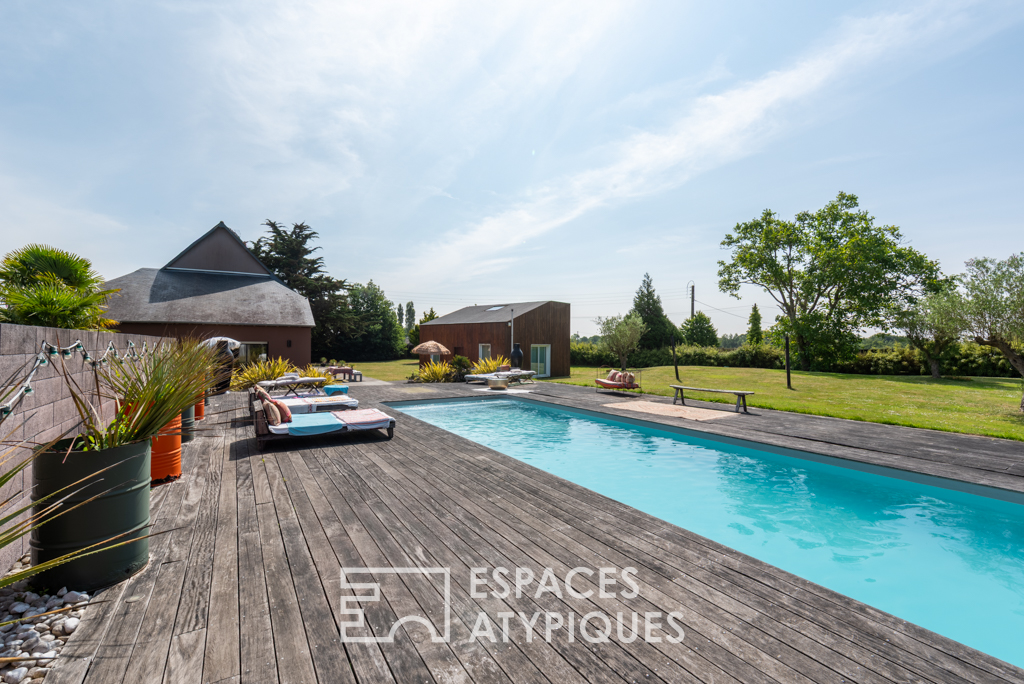 Longère design avec piscine et showroom