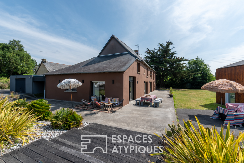 Longère design avec piscine et showroom