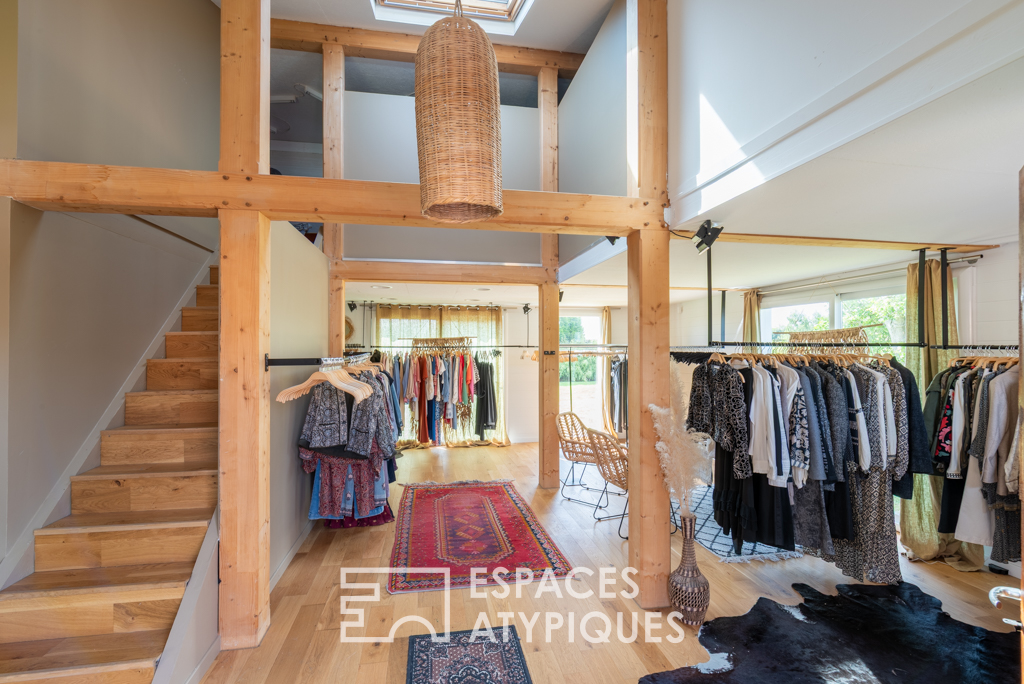 Longère design avec piscine et showroom