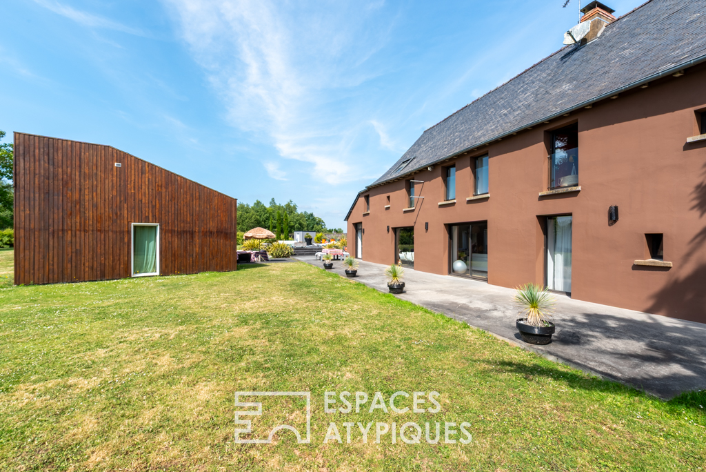Longère design avec piscine et showroom