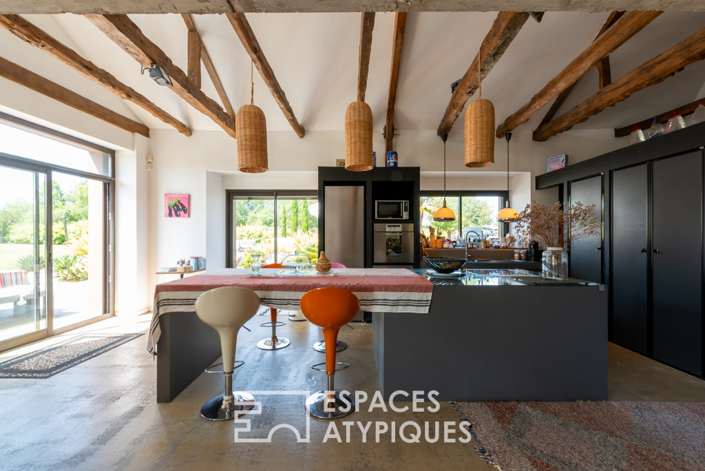 Longère design avec piscine et showroom