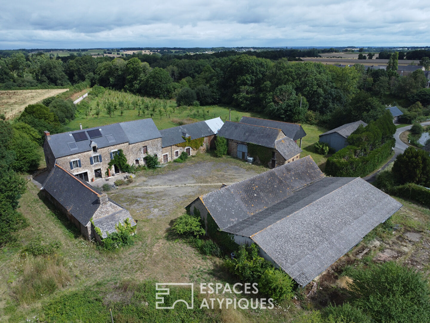 Maison rénovée et ses nombreuses dépendances au fort potentiel