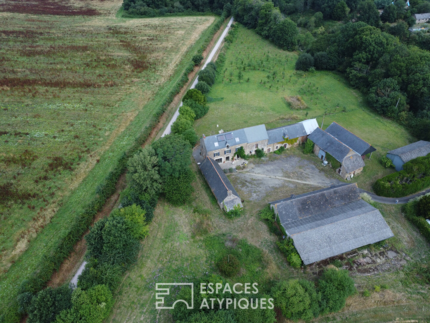 Maison rénovée et ses nombreuses dépendances au fort potentiel