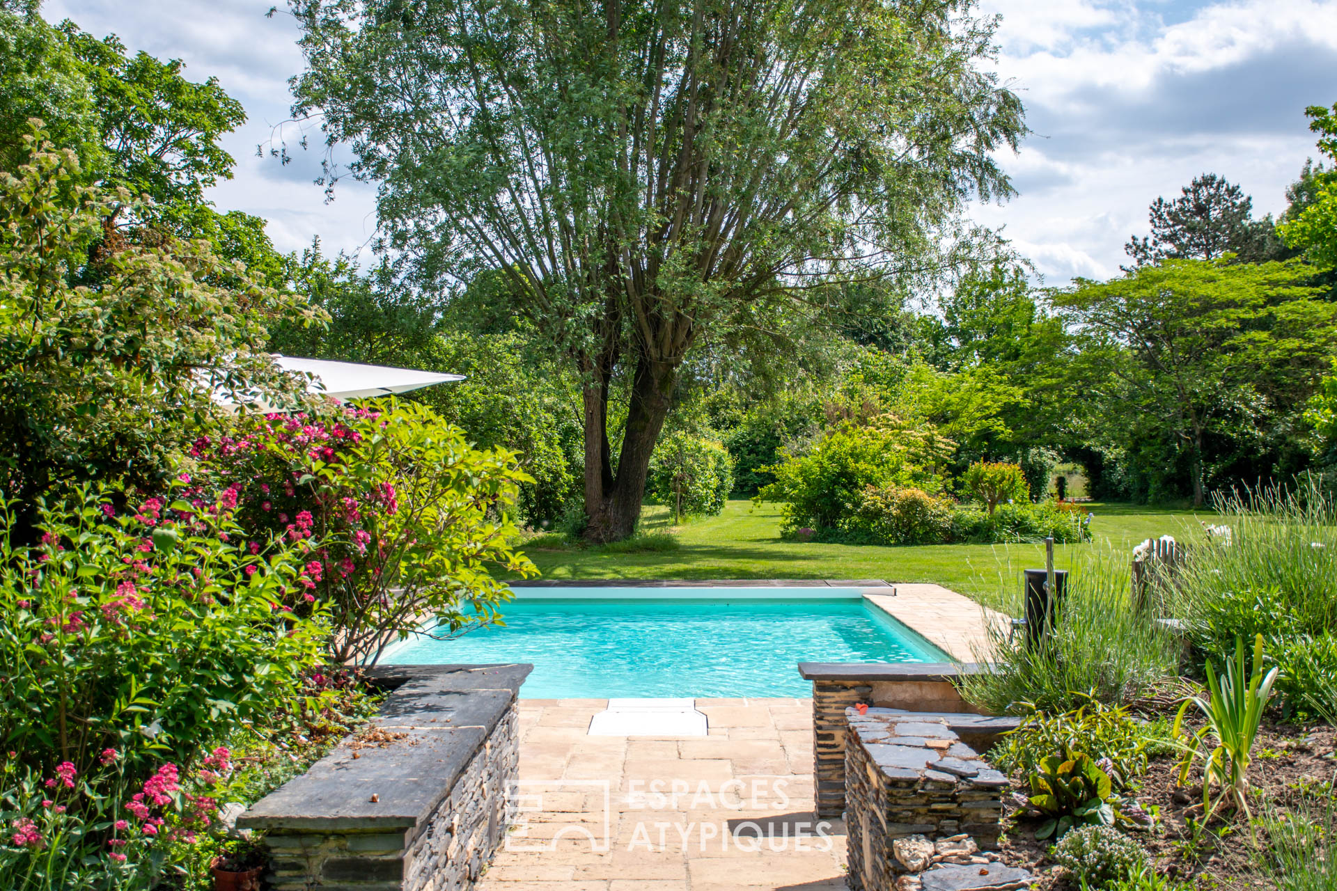 Longère traditionnelle du Val de loire sur son parc avec piscine