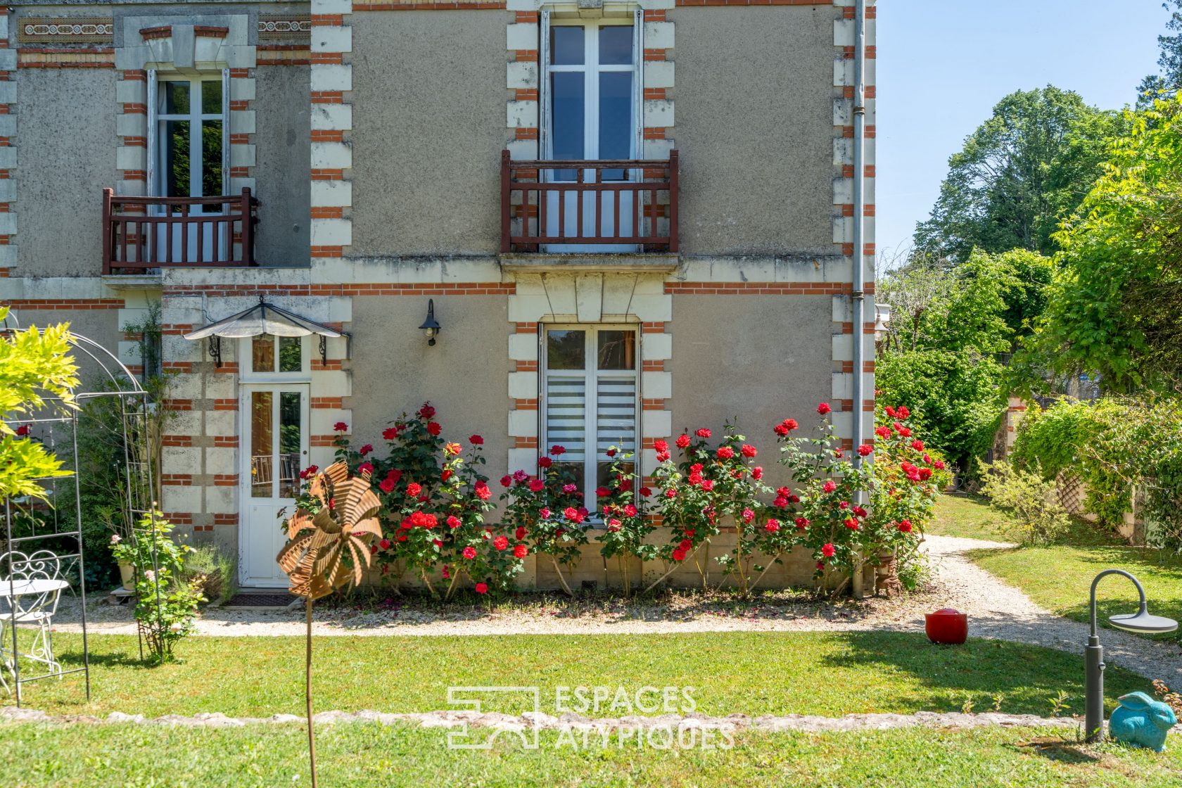 Maison de maitre rénovée avec vue sur Loire et dépendances