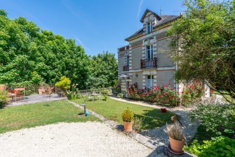 Maison de maitre rénovée avec vue sur Loire et dépendances