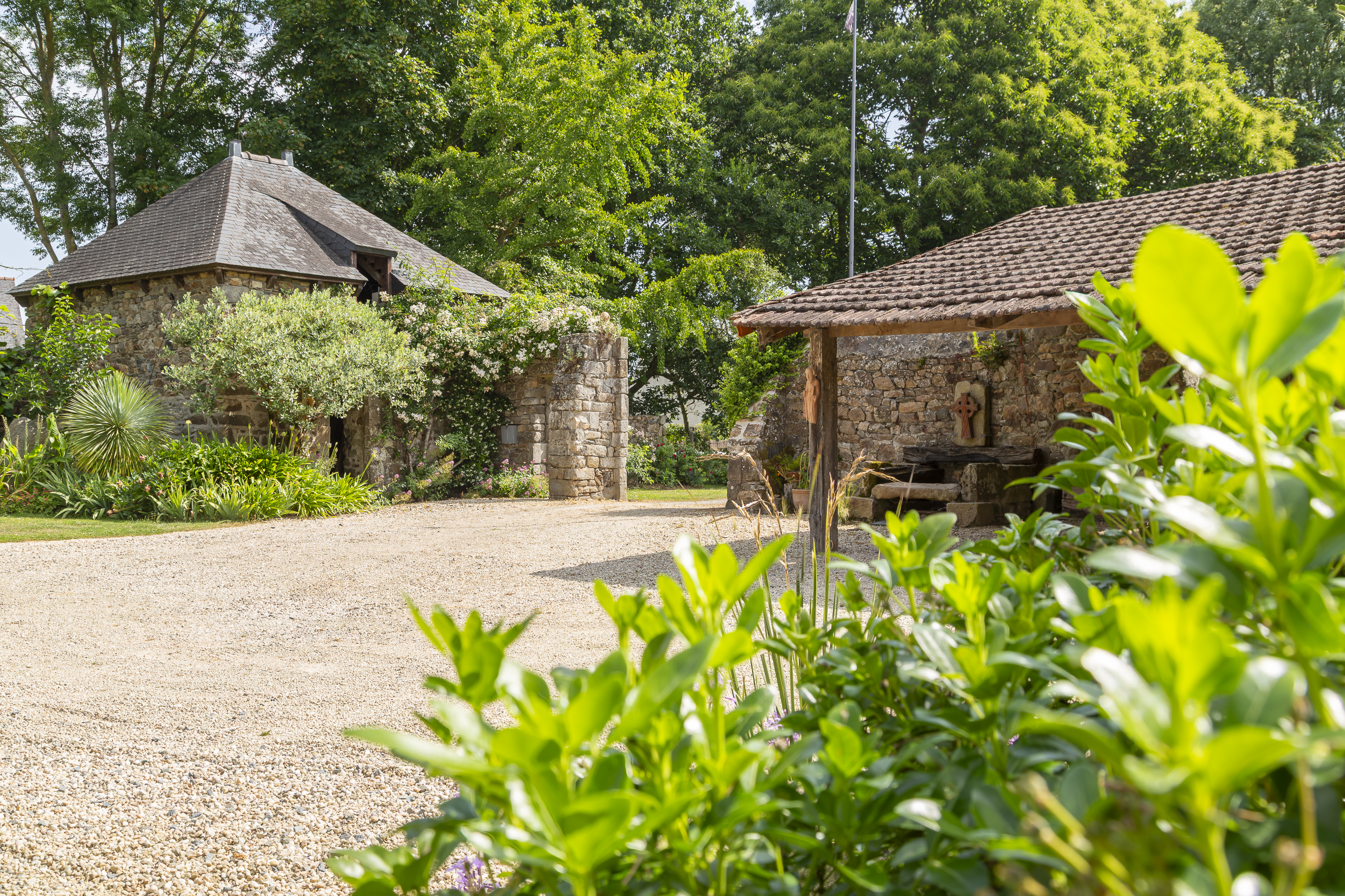 Stone estate on a private road in ST BRIEUC and 10,000 m2 of garden, part of which can be built on.