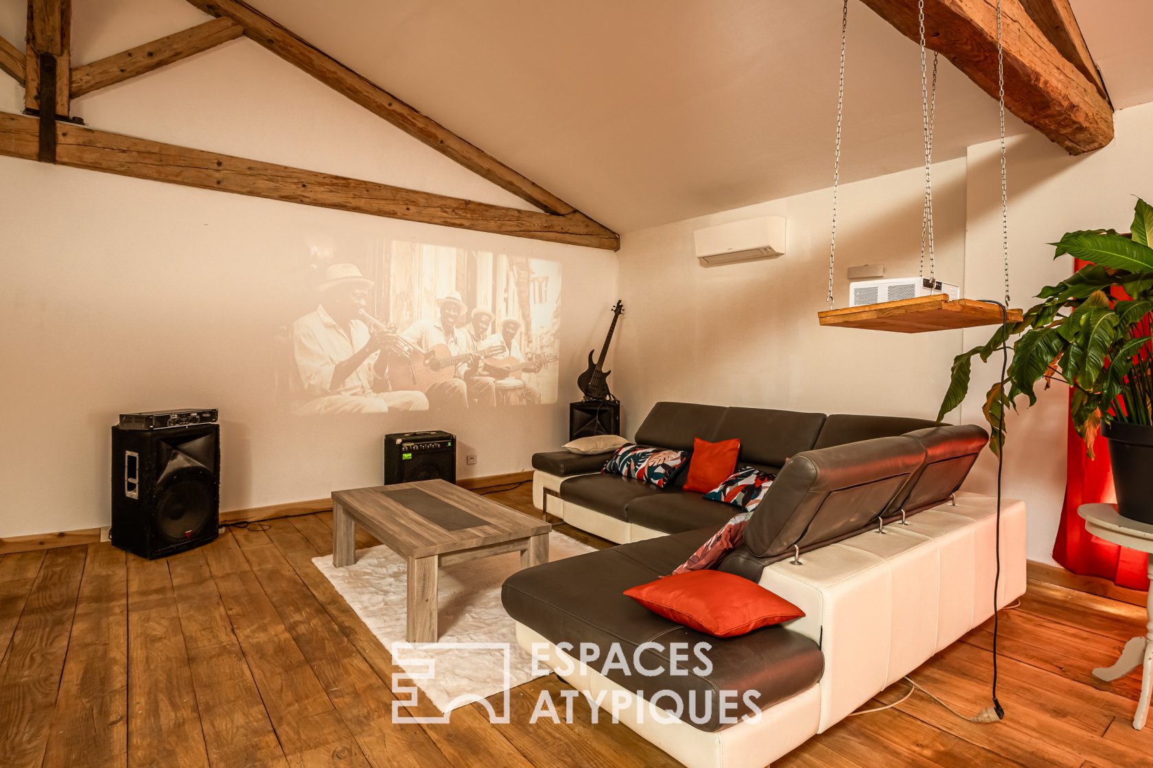 Ancienne cave viticole réhabilitée en loft avec jardin et garages