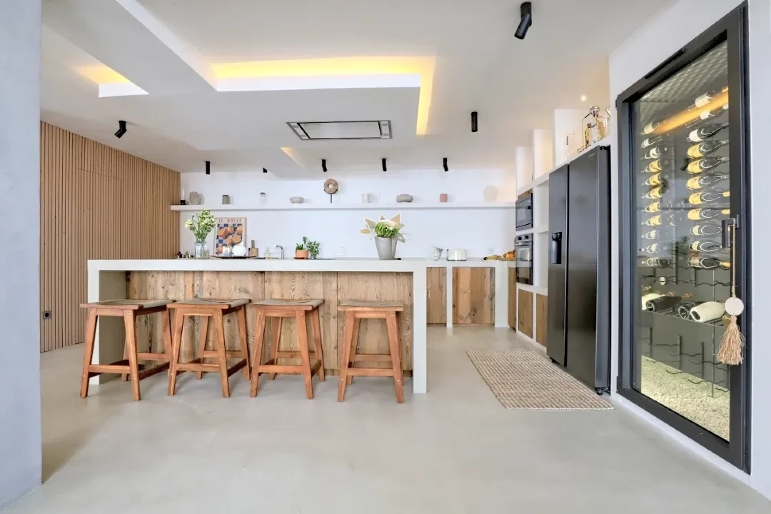 Réhabilitation contemporaine avec extérieur paysager et piscine