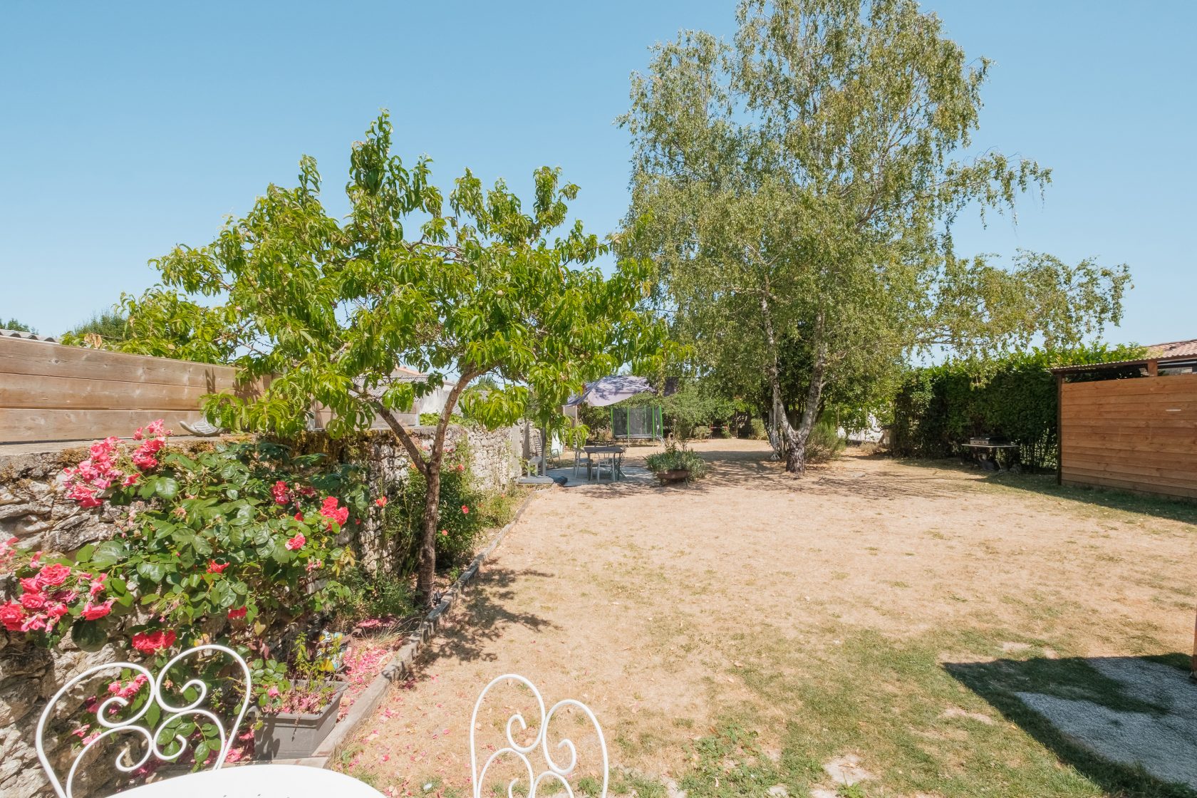 A country feel in the city: charming house and swimming pool