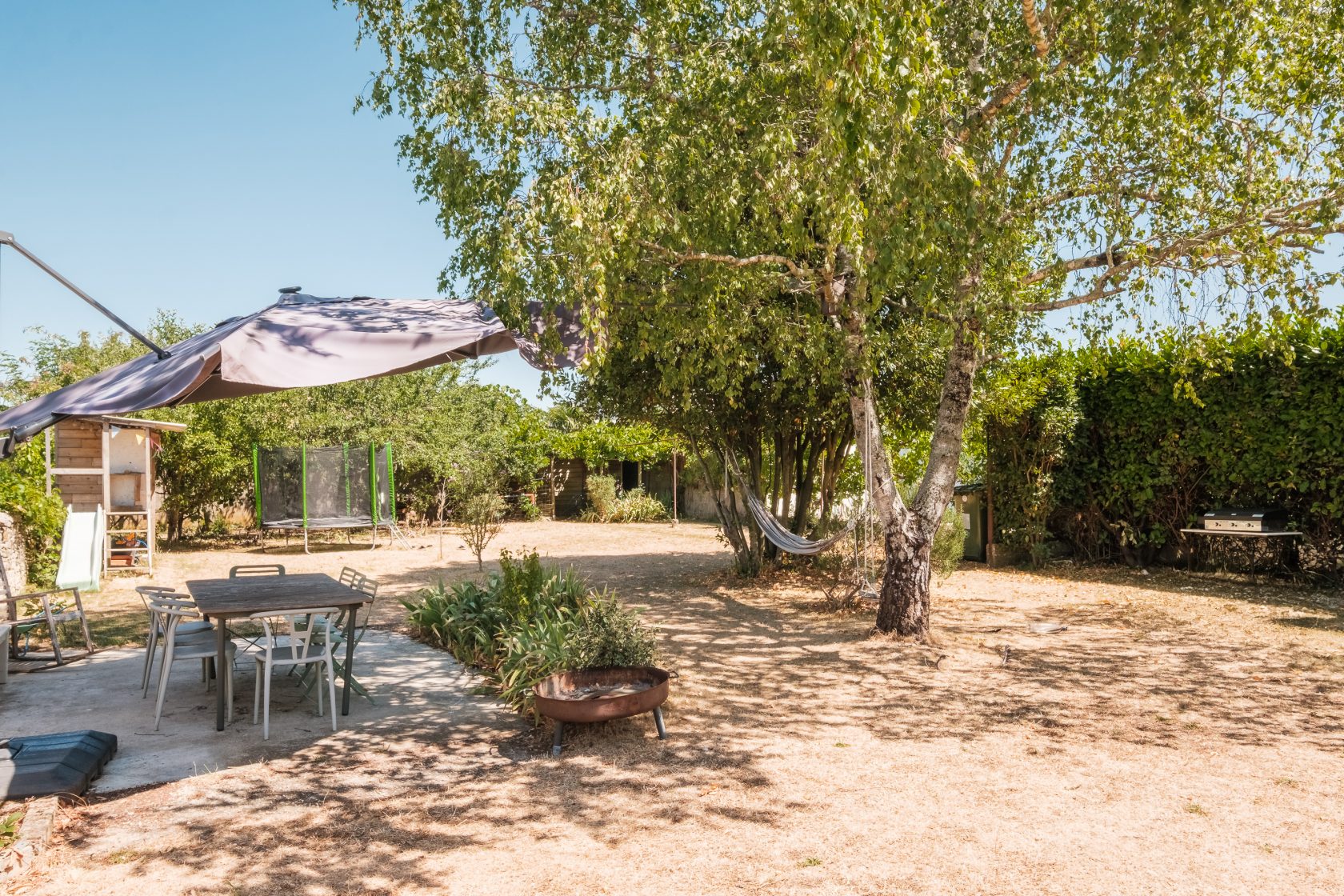 Un air de campagne à la ville : maison de charme et sa piscine