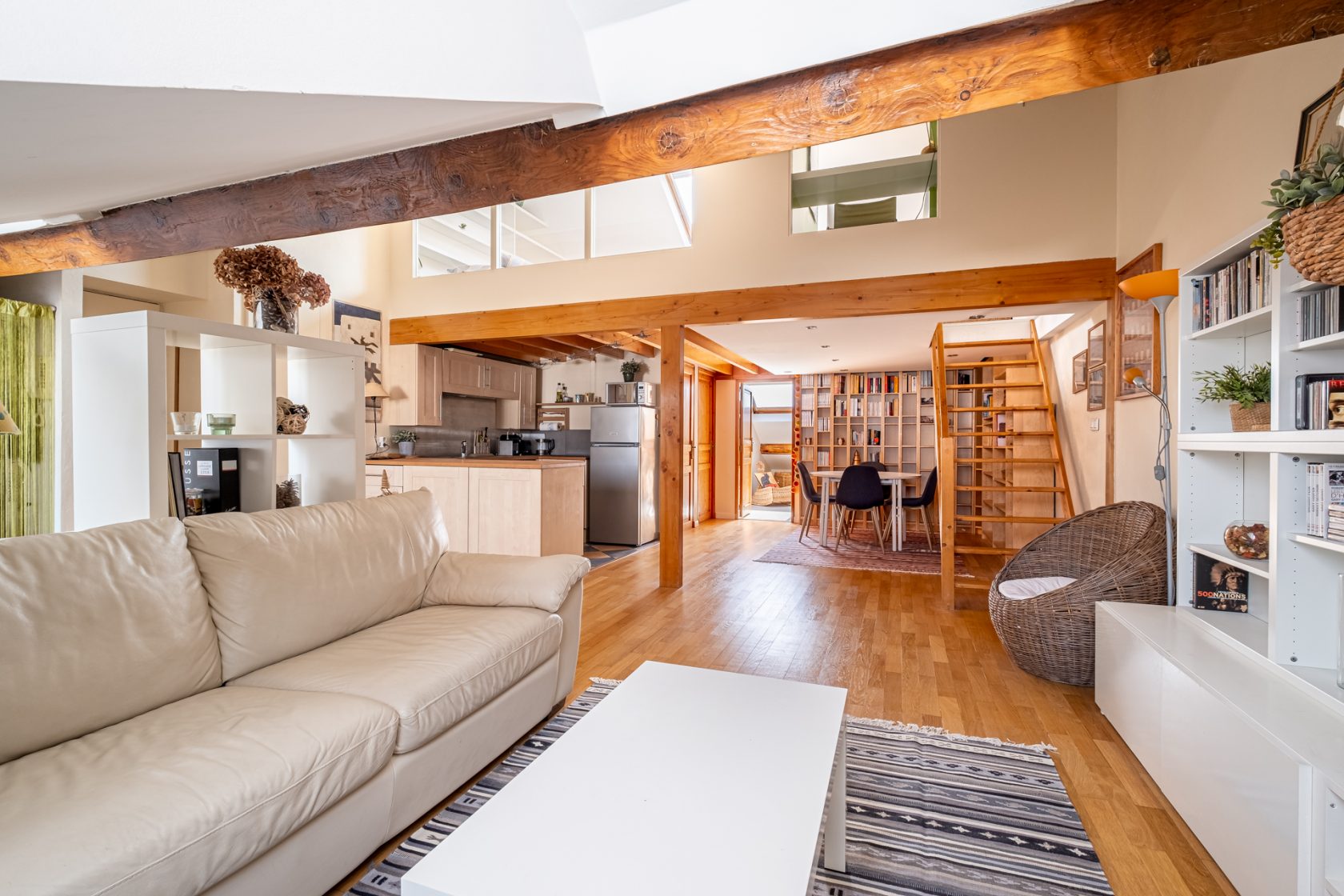Appartement en dernier étage avec mezzanine  à Jean Macé
