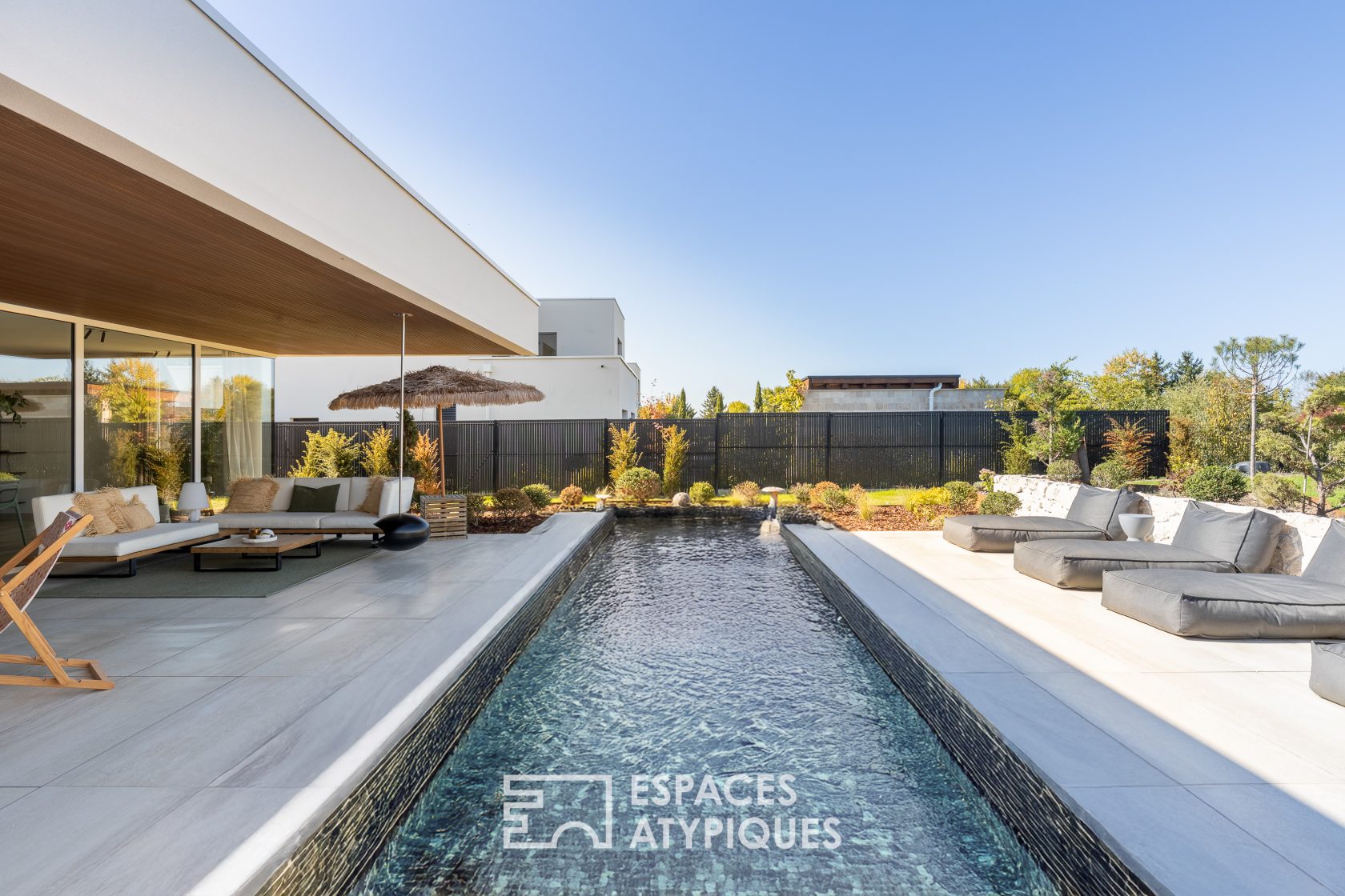 Moderne, ebenerdige Villa mit Blick auf den Golfplatz