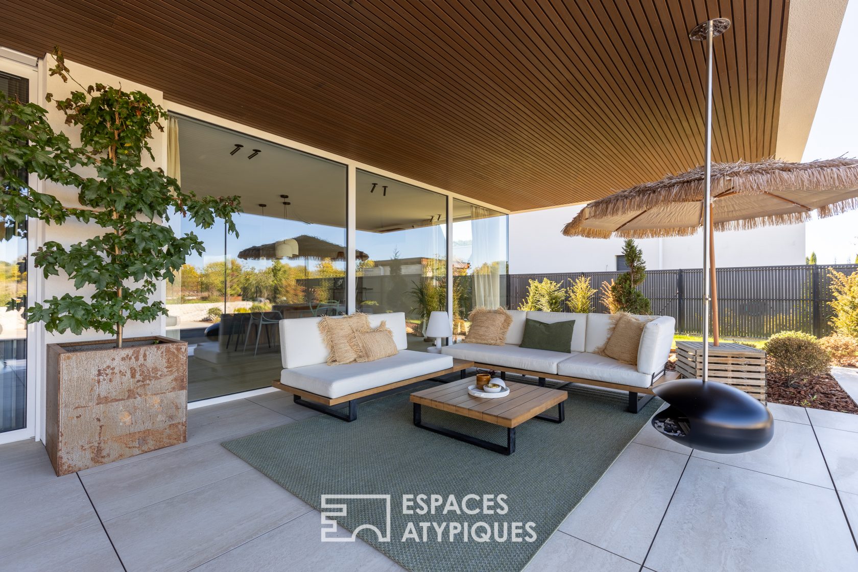 Moderne, ebenerdige Villa mit Blick auf den Golfplatz