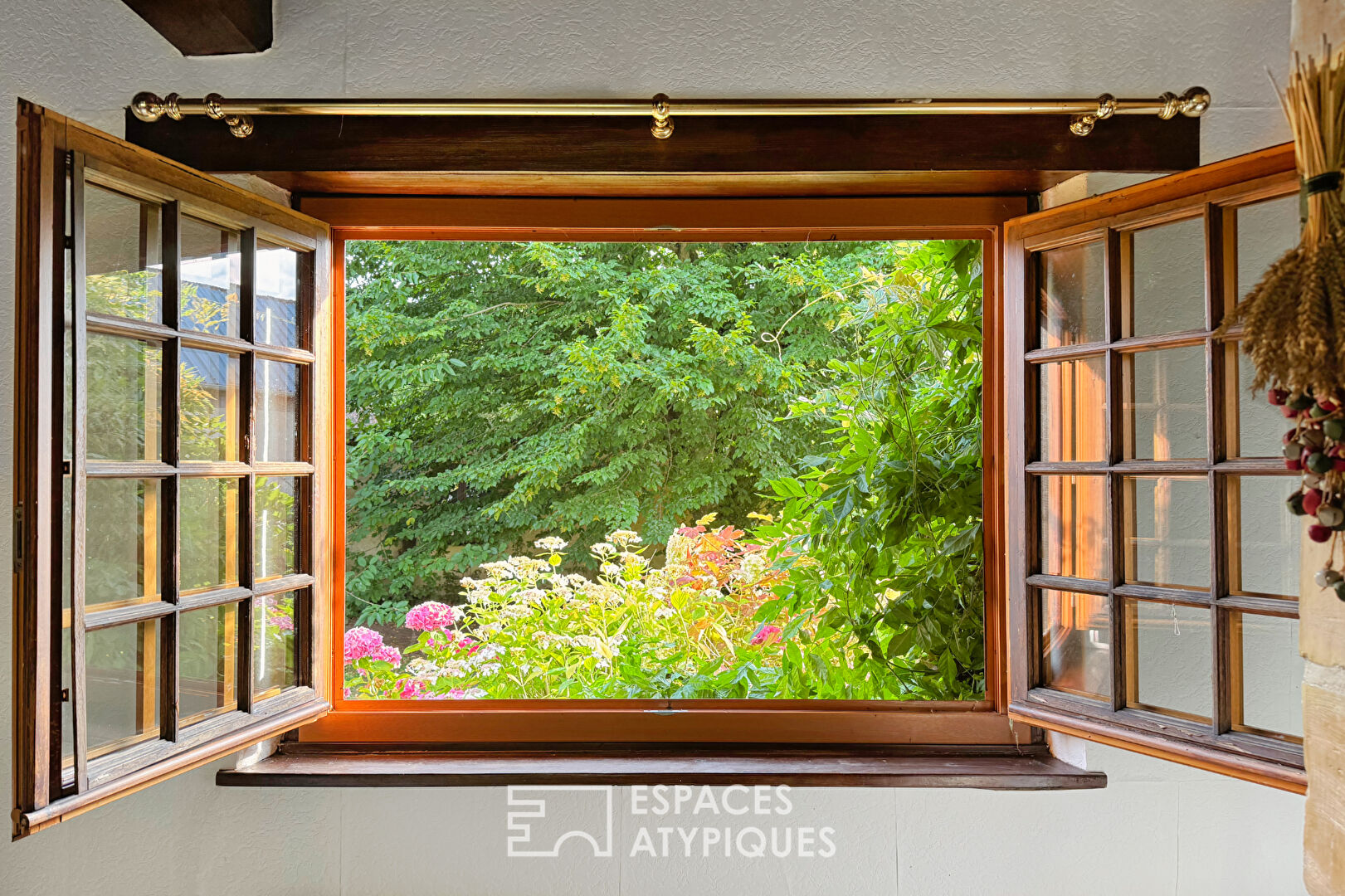 20 minutes from Amiens – Charming complex with guest house and bucolic garden