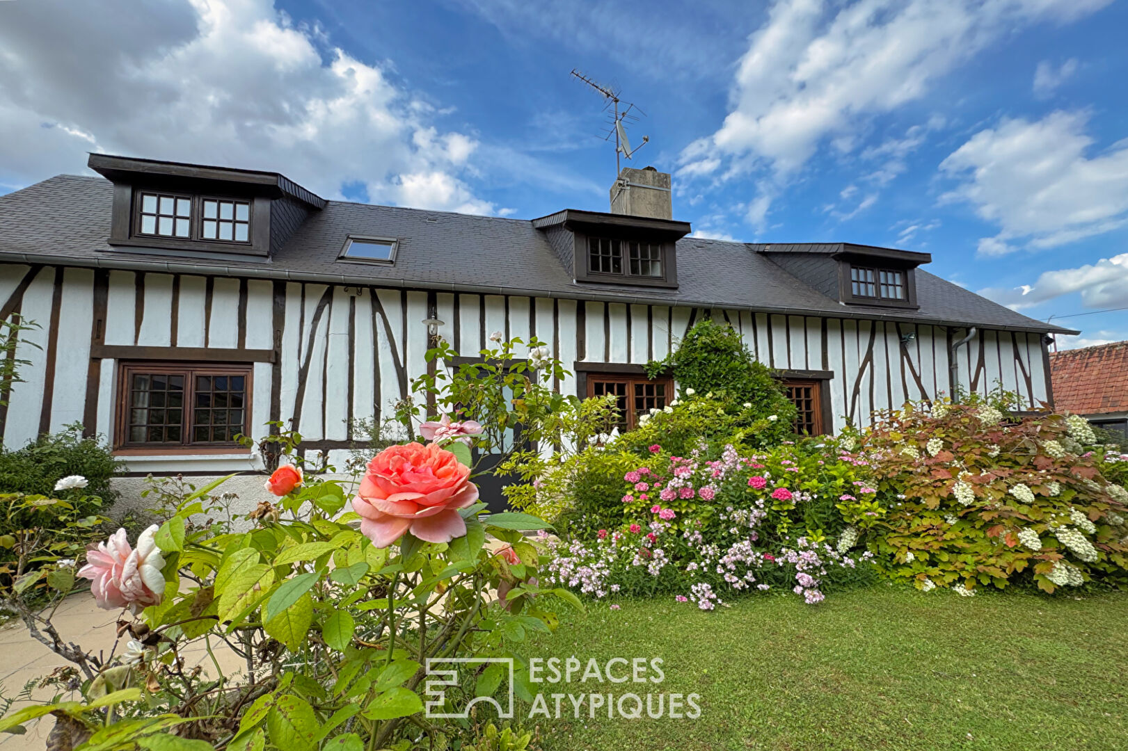 20 minutes from Amiens – Charming complex with guest house and bucolic garden