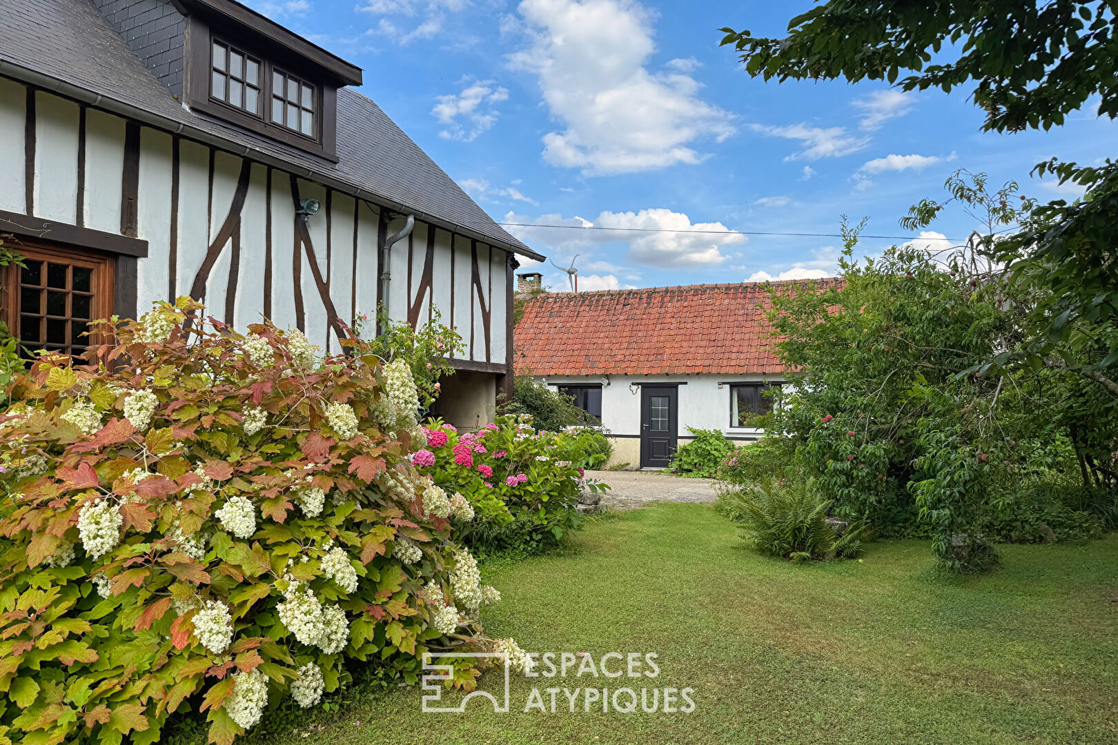 20 minutes from Amiens – Charming complex with guest house and bucolic garden