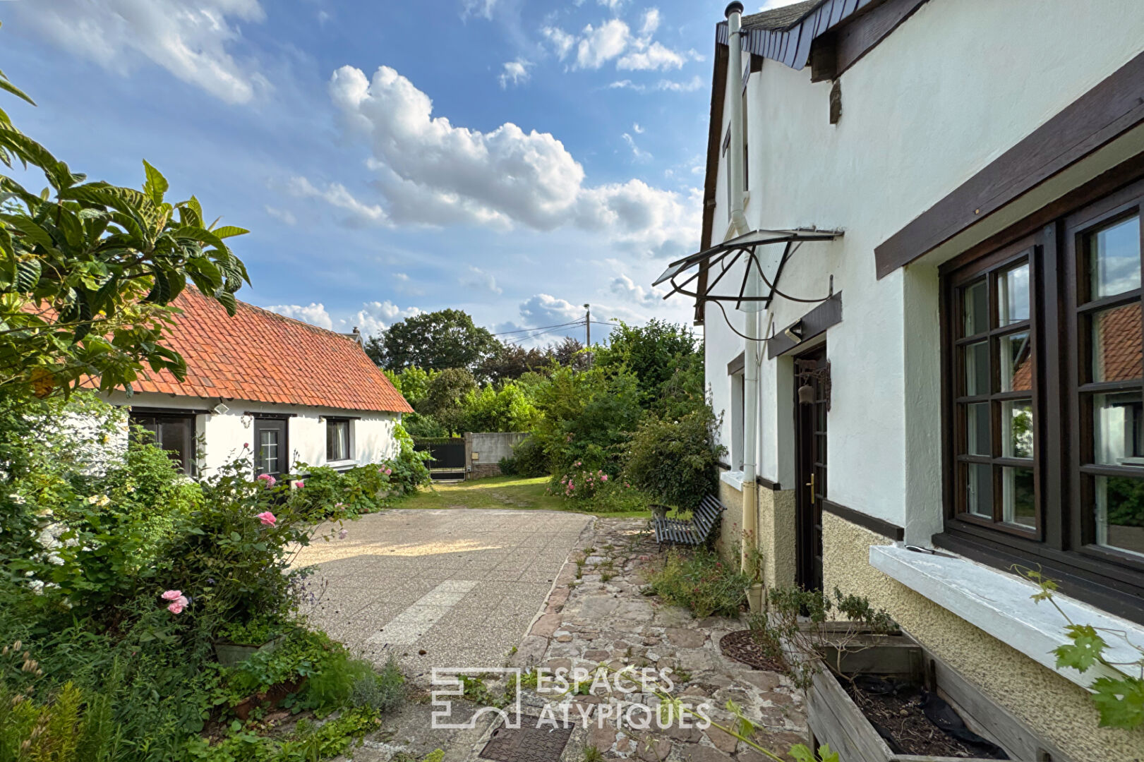 20 minutes from Amiens – Charming complex with guest house and bucolic garden