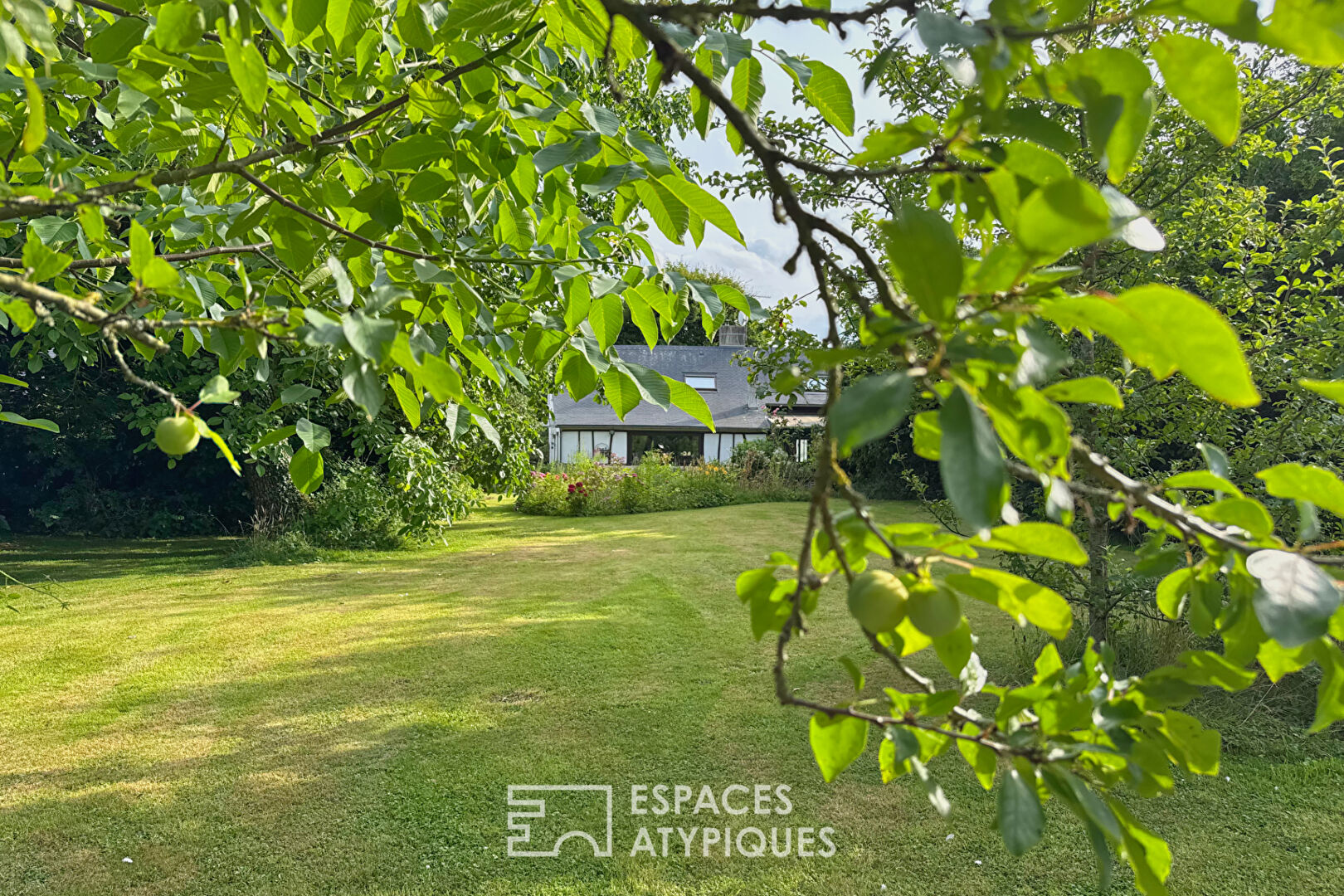 20 minutes from Amiens – Charming complex with guest house and bucolic garden