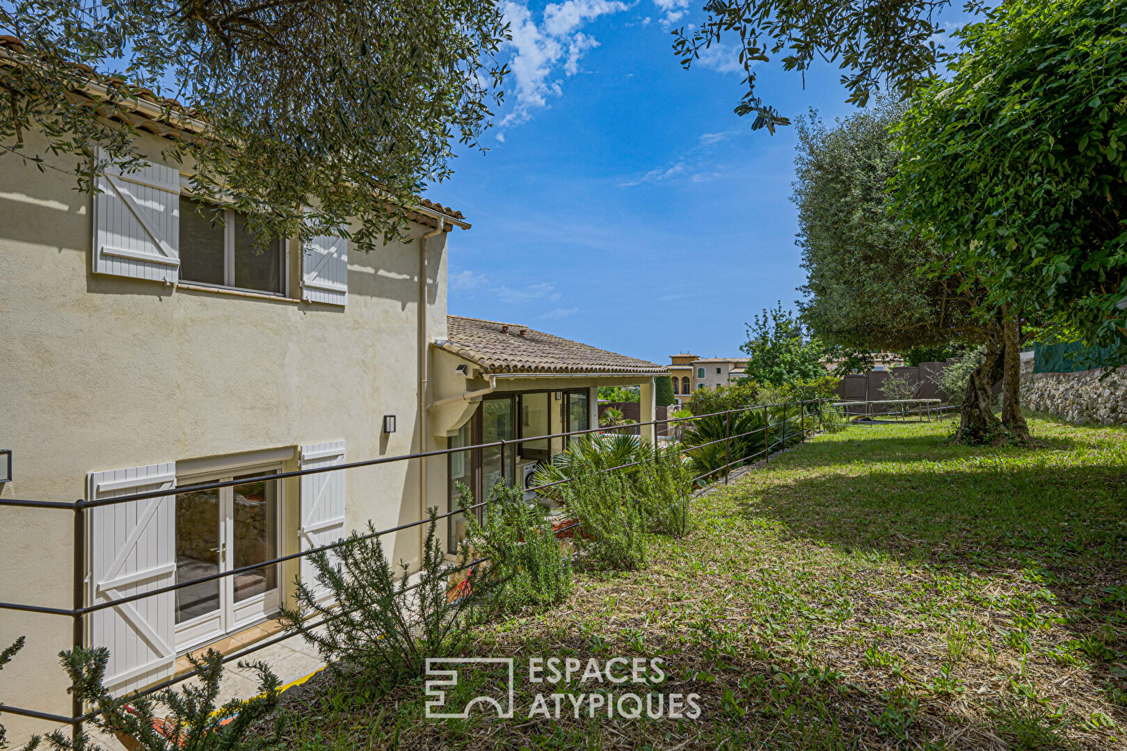 Maison rénovée avec extension neuve et piscine
