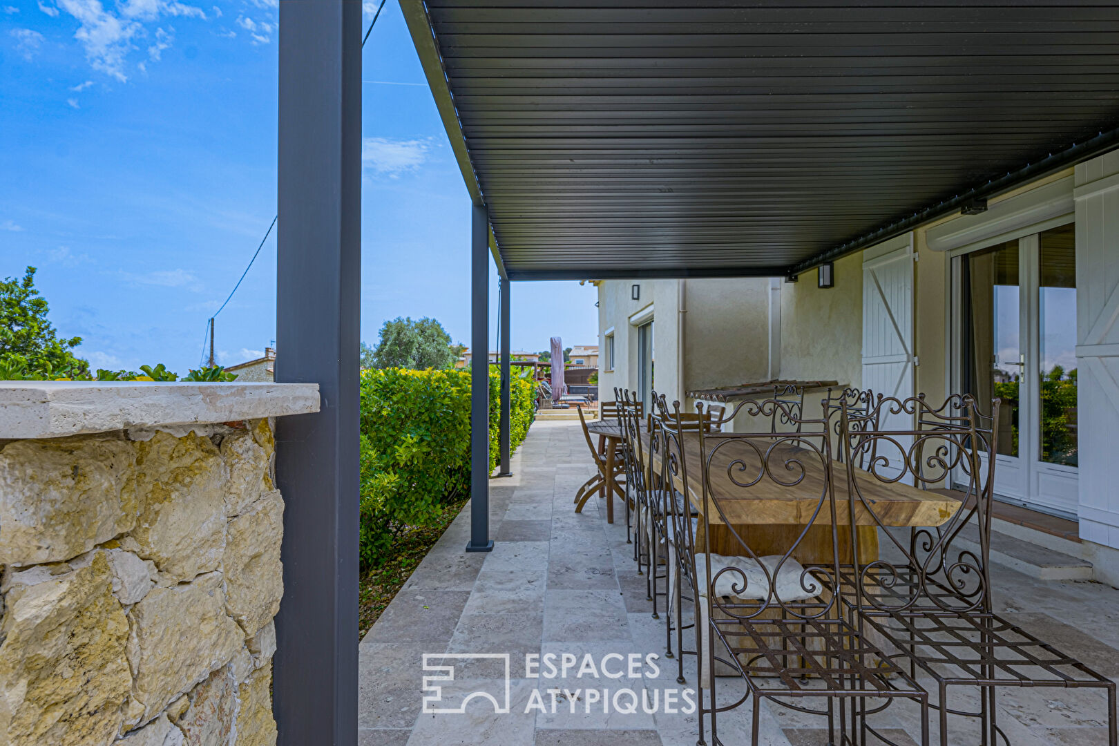 Maison rénovée avec extension neuve et piscine