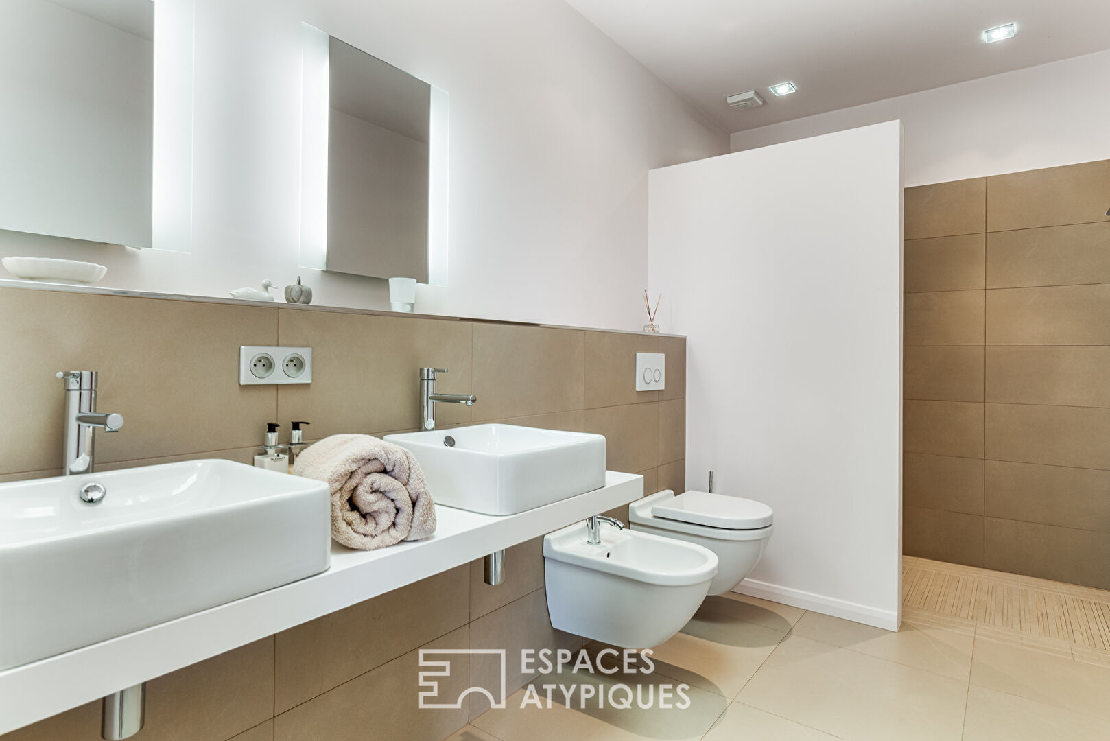 Architect-designed house with panoramic views and high-end amenities