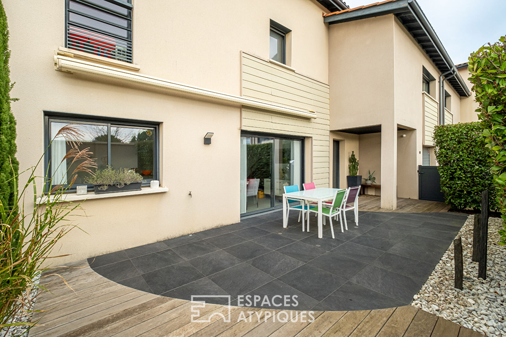Recent villa with swimming pool and five bedrooms